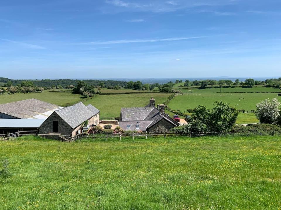 The Barn At Pentregaer Ucha, With Tennis Court And